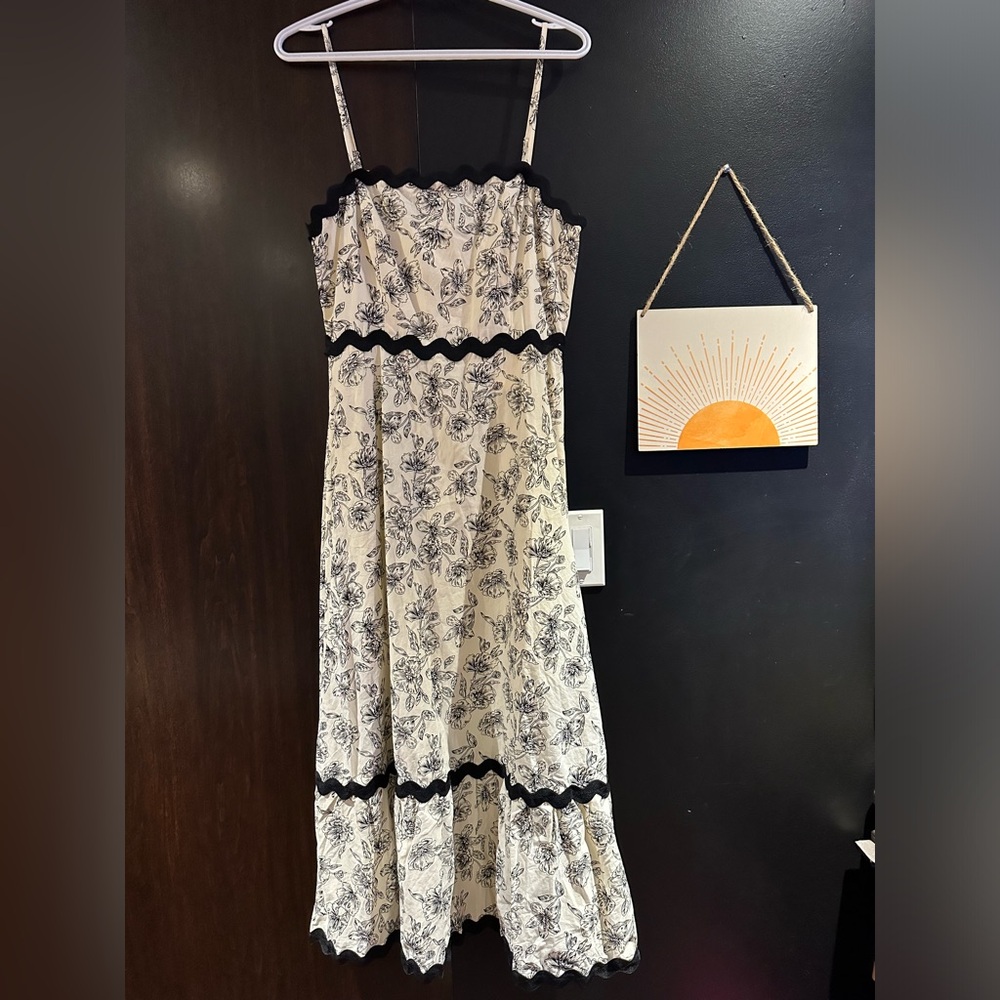 Storia Black and White Floral Maxi Dress